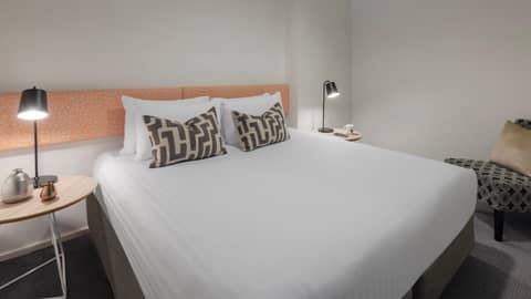 Oaks Perth Hotel — hotel room