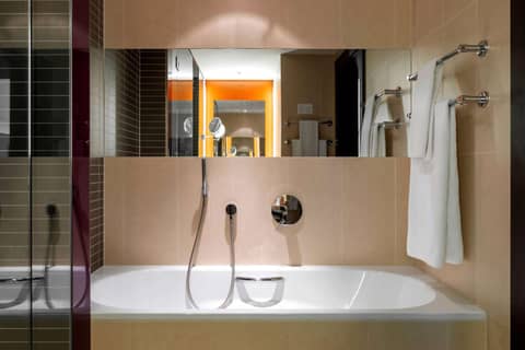 Vienna House by Wyndham Andel's Cracow — bathroom