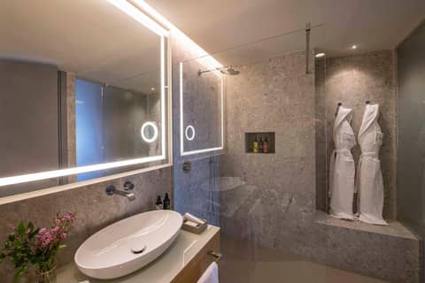 Columbus Urban Resort — bathroom