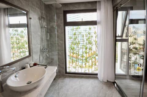 Ivy Hotel Nha Trang — bathroom
