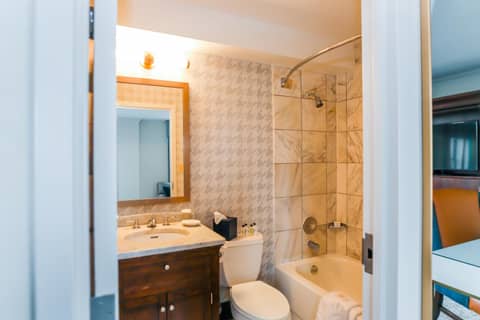 Dunhill Hotel — bathroom