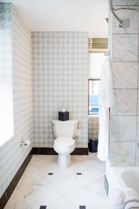 Dunhill Hotel — bathroom