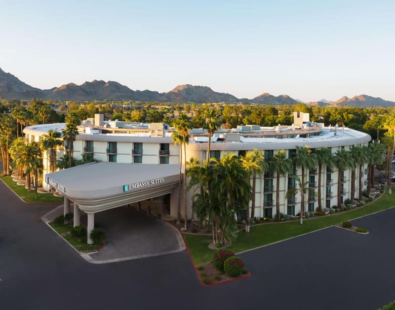 Embassy Suites by Hilton Phoenix Biltmore — building