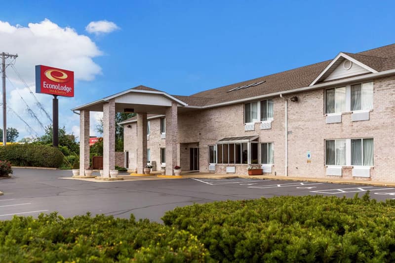 Econo Lodge Inn & Suites Fairview Heights St Louis — building
