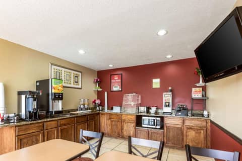 Econo Lodge Inn & Suites Fairview Heights St Louis — photo 4