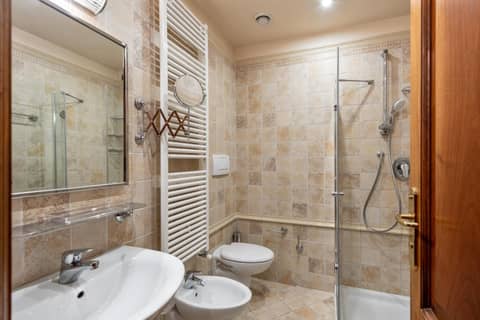 Hotel Montecarlo — bathroom
