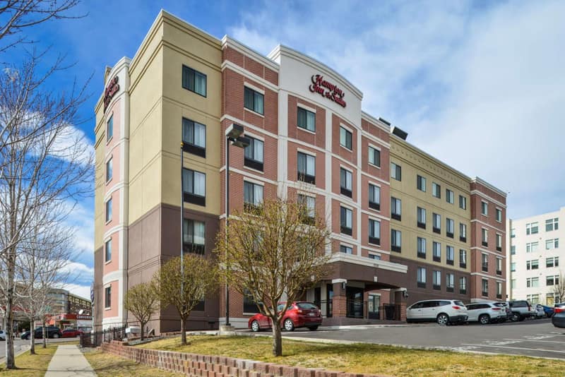 Hampton Inn & Suites Denver-Speer Boulevard — building