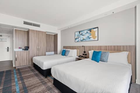 Crowne Plaza Surfers Paradise by IHG — hotel room