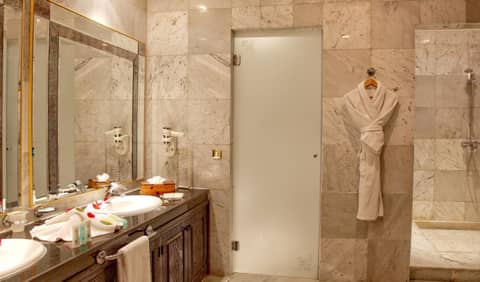Royal Mirage Deluxe — bathroom