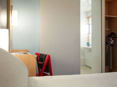 ibis Lyon Gerland Musée des Confluences — hotel room