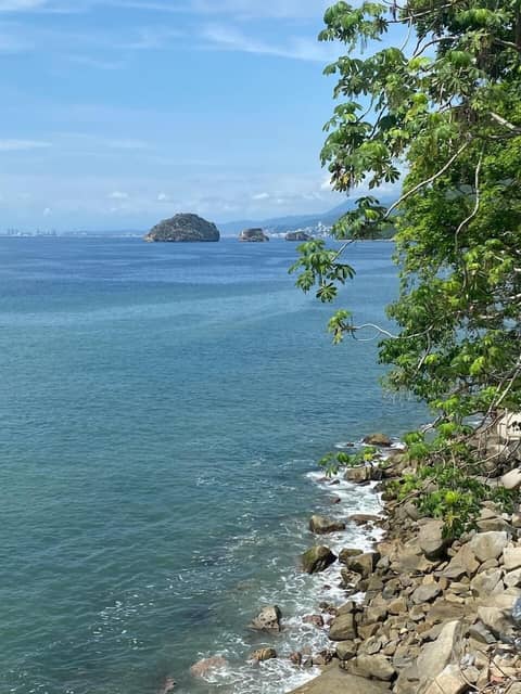 Traditional Sierra Leon Oceanfront Rooms — photo 2