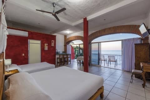 Traditional Sierra Leon Oceanfront Rooms — photo 6