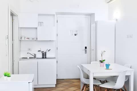 Roma Resort Colosseum — kitchen