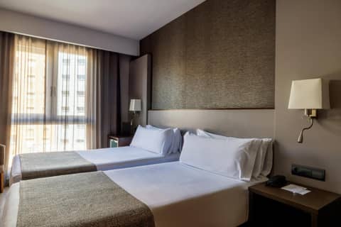 Catalonia Atenas — hotel room