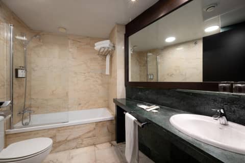 Catalonia Atenas — bathroom