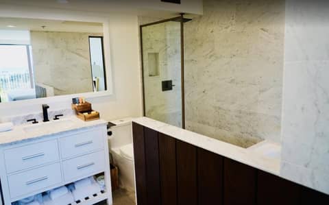 Hotel La Croix — bathroom