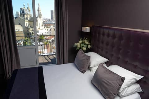 Hôtel Saint-Charles — hotel room