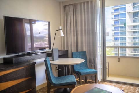 Embassy Suites by Hilton Waikiki Beach Walk — photo 4