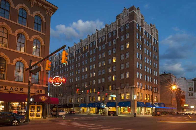 Hampton Inn Indianapolis Downtown Across from Circle Centre — building