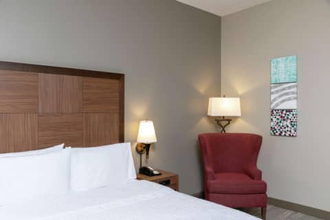Hampton Inn Indianapolis Downtown Across from Circle Centre — hotel room