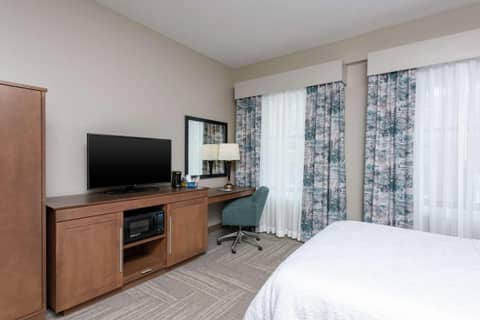 Hampton Inn Indianapolis Downtown Across from Circle Centre — hotel room