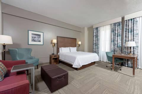 Hampton Inn Indianapolis Downtown Across from Circle Centre — hotel room