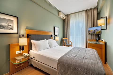 Plaka Hotel — bedroom