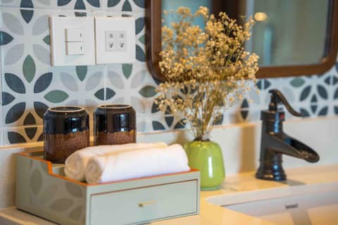 Cozy Danang Boutique Hotel — bathroom