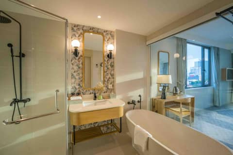 Cozy Danang Boutique Hotel — bathroom