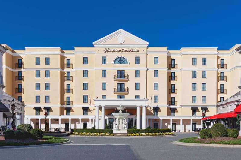 Hampton Inn & Suites South Park at Phillips Place — building