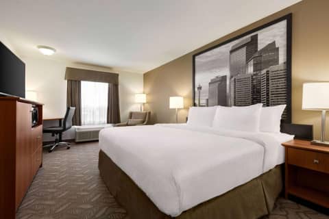 Super 8 by Wyndham Calgary Shawnessy Area — hotel room