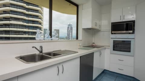 Norfolk Luxury Beachfront Apartments Gold Coast — kitchen