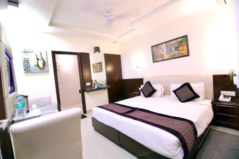 Taj Inn Hotel — hotel room