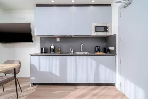 Limehome Valencia Carrer de Sant Jacint — kitchen