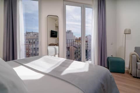 Limehome Valencia Carrer de Sant Jacint — hotel room