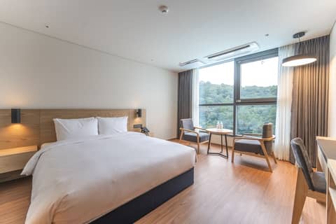 Grand Moment — hotel room