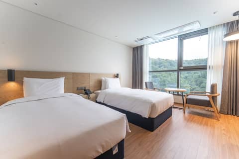 Grand Moment — hotel room