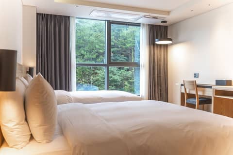 Grand Moment — hotel room