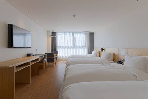Grand Moment — hotel room