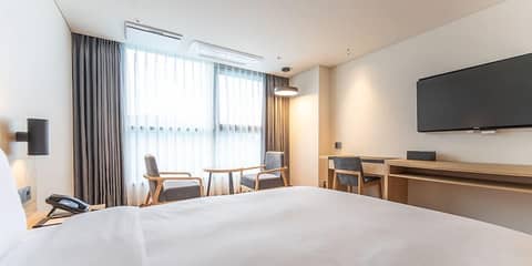 Grand Moment — hotel room