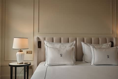 GA Palace Hotel — hotel room