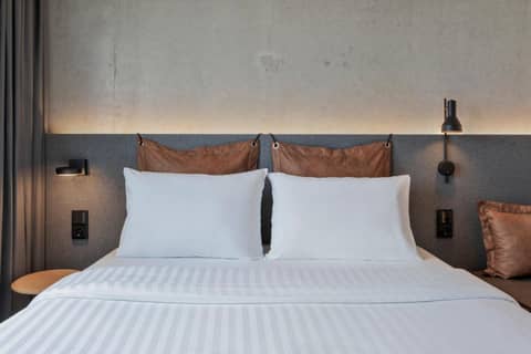 Moxy Hamburg Altona — hotel room