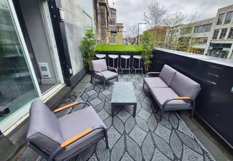LiV MTL Soho Spacious Rooftop Suites for Groups Near Downtown Montreal — photo 4