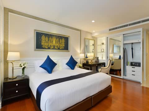 Centre Point Plus Hotel Silom — hotel room
