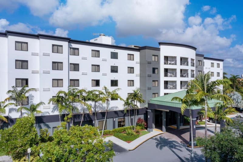 Courtyard by Marriott Miami at Dolphin Mall — building