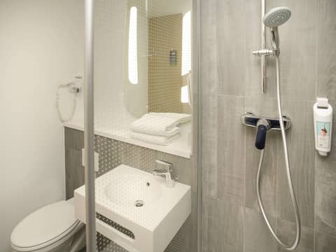 ibis Lyon Gerland Rue Merieux — bathroom