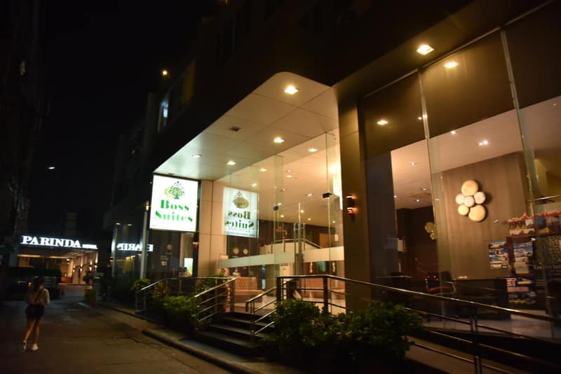 Boss Suites Nana Hotel — building