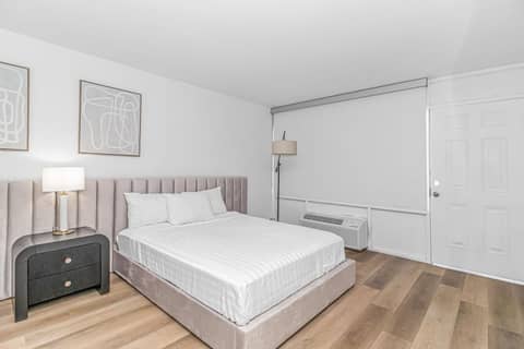 Fifth and Ocean — hotel room