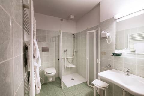 Hotel Eden — bathroom