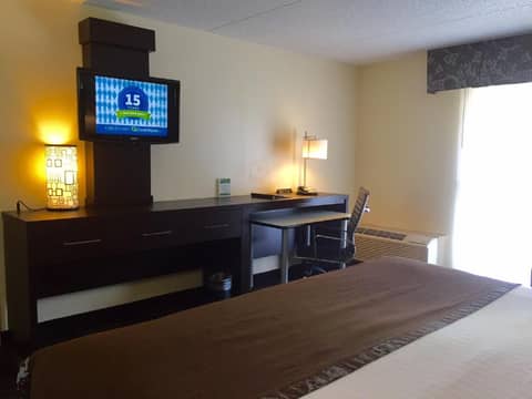 Club Hotel Nashville Inn & Suites — hotel room